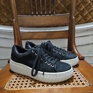 Sofft Black Textured Sneakers Lift Platform Comfort Classic 6 Stylish Like New